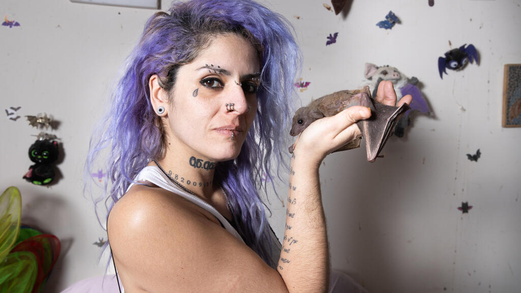 Нора Лифшиц с подопечными (Фото: Алекс Коломойский) נורה ליפשיץ