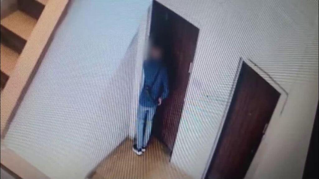 Enters the apartment (Photo: Israel Police) תיעוד מרגעי הפריצה והסרטונים שנתפסו אצל החשודים