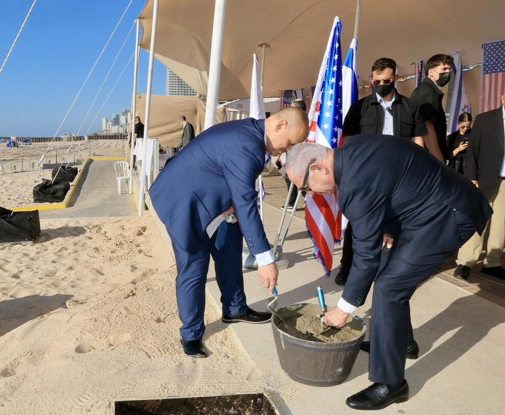 Церемония закладки первого камня променада в Бат-Яме (Фото: Оз Шехтер, Хаим Цах / ЛААМ) ארכיון 9.2025 בנימין נתניהו טקס הנחת אבן פינה ל טיילת על שם טראמפ ב בת ים