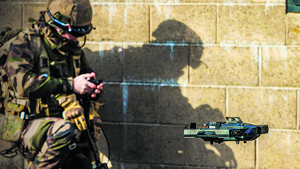 חייל מפעיל רחפן