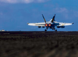 מטוס קרב של הצי האמריקאי ממריא מנושאת המטוסים לינקולן. התסריט הסביר הוא של תקיפה אגרסיבית חד־פעמית ואחריה דיאלוג | צילום: AP/Seaman Daniel Kimmelman