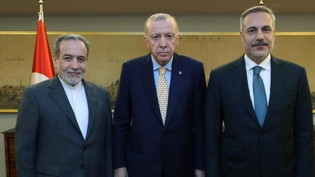 Fidan, Erdogan and Araghchi during a meeting held today שר החוץ האיראני עבאס עראקצ'י עם הנשיא ארדואן ושר החוץ הטורקי האקאן פידאן