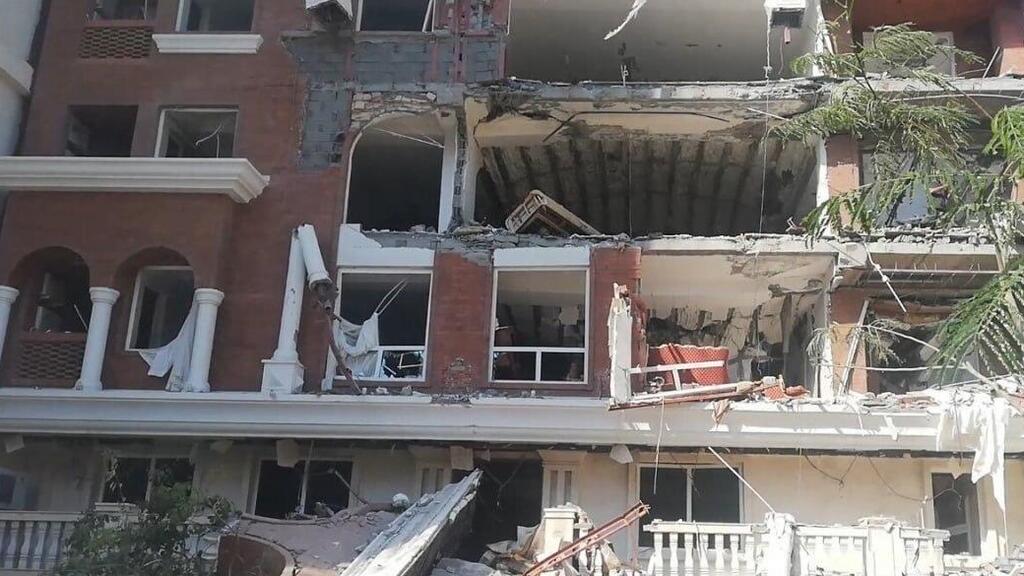 זירת הפיצוץ בבניין המגורים בעיר הנמל בנדר עבאס באיראן