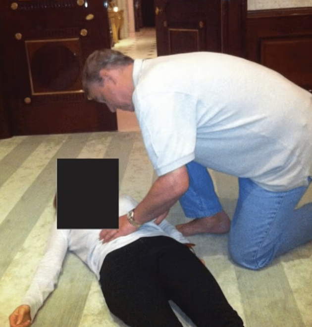 תמונה מחליאה של אנדרו והצעירה (צילום: מתוך תיק אפשטיין) הנסיך אנדרו