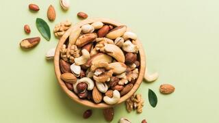 חופן אגוזים. צריכה קבועה שלהם מפחיתה את הסיכון להופעת אלצהיימר