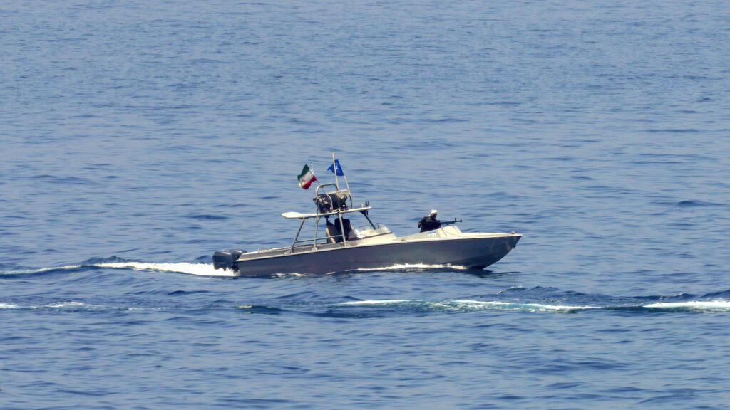 סירה מהירה של משמרות המהפכה של איראן ב מפרץ הורמוז ארכיון 2023