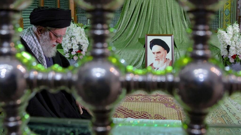 דיווח בתסנים האיראנית, מנהיגה העליון של איראן עלי חמינאי הגיע היום להתפלל בקברו של חומייני, מנהיג המהפכה