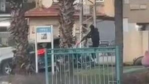 אלמוני שולף רובה ויורה: תיעוד הרצח במרכז לוד