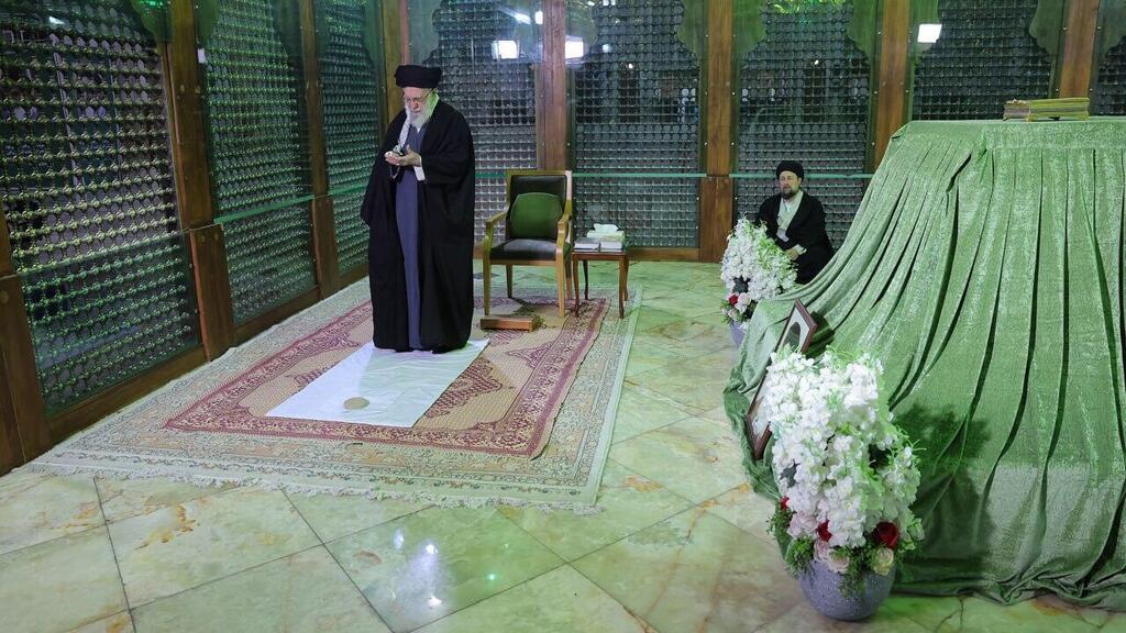 Iran's Supreme Leader Ali Khamenei prays at the tomb ofAyatollah Ruhollah Khomeini, the leader of the revolution דיווח בתסנים האיראנית, מנהיגה העליון של איראן עלי חמינאי הגיע היום להתפלל בקברו של חומייני, מנהיג המהפכה