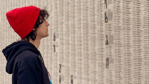 המייצג "קיר הדמעות" של  פיל ביולר בברוקלין