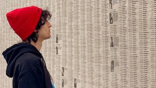 המייצג "קיר הדמעות" של  פיל ביולר בברוקלין