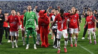 שחקני הפועל תל אביב חוגגים עם הקהל