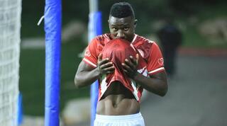 קינגס קאנגווה מנשק את הכדור