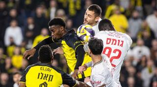 סאנה גומס מנסה להרחיק