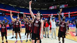 שחקני הפועל ירושלים חוגגים עם הקהל