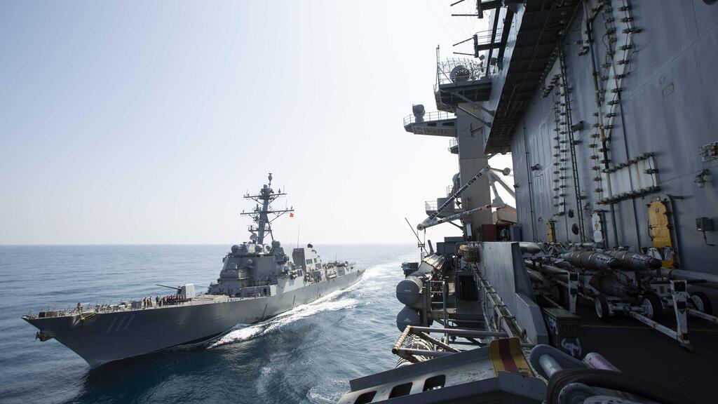 Боевые корабли ВМС США (Фото: U.S. Navy) ה משחתת USS Spruance של צבא ארה"ב שנשלחה למזרח התיכון בצל המתיחות מול איראן יחד עם נושאת המטוסים לינקולן צילום ארכיון