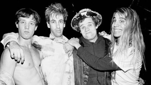 רד הוט צ'ילי פפרז עם הילל סלובק (שני משמאל)