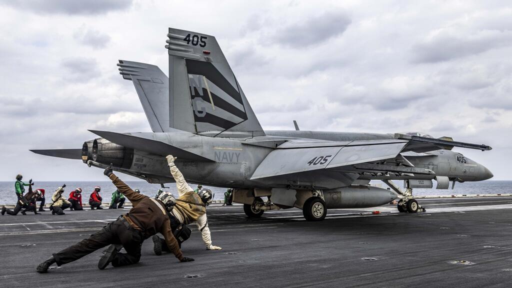מטוס קרב של צבא ארה"ב F/A-18  סופר הורנט על גבי נושאת מטוסים אברהם לינקולן בצל מתיחות מול איראן