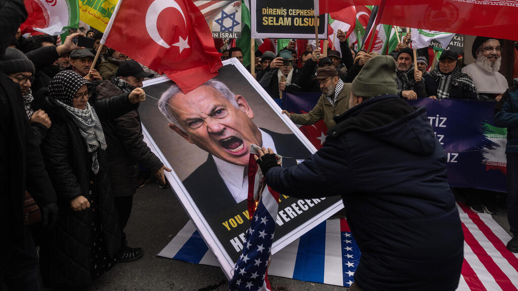 תומכי איראן שורפים את דגל ישראל ארה"ב ותמונות של טראמפ ו נתניהו מול קונסוליית ארה"ב ב איסטנבול טורקיה