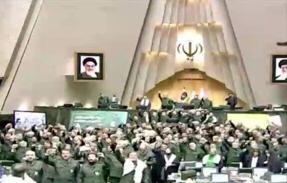 חברי פרלמנט באיראן לובשים את מדי משמרות המהפכה לישיבה הבוקר