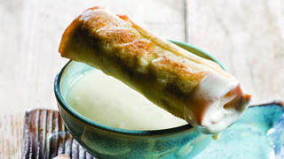 סיגרים במלית אגוזים ופירות מיובשים בקרם שוקולד לבן