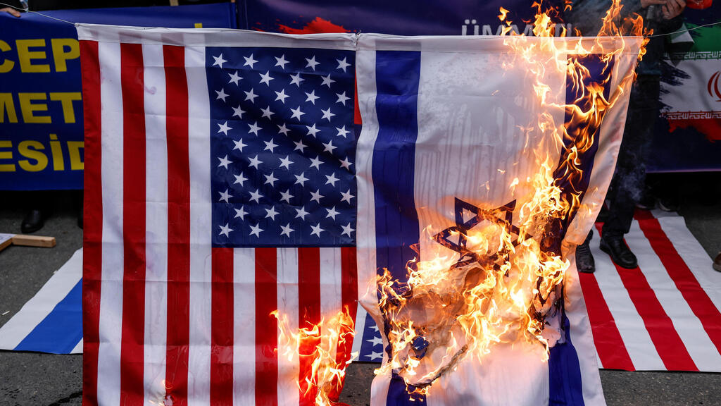 תומכי איראן שורפים את דגל ישראל ארה"ב ותמונות של טראמפ ו נתניהו מול קונסוליית ארה"ב ב איסטנבול טורקיה