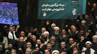 חברי פרלמנט באיראן לובשים את מדי משמרות המהפכה לישיבה הבוקר