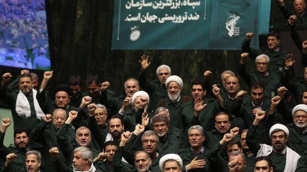 ההתרסה של הפרלמנט, והאיום של חמינאי: "אם ארה"ב תתקוף, יפרוץ עימות אזורי"