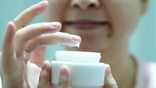 אישה עם קרם קוסמטי