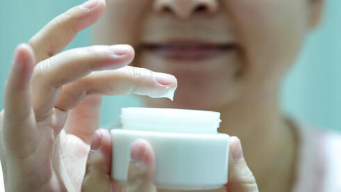 אישה עם קרם קוסמטי