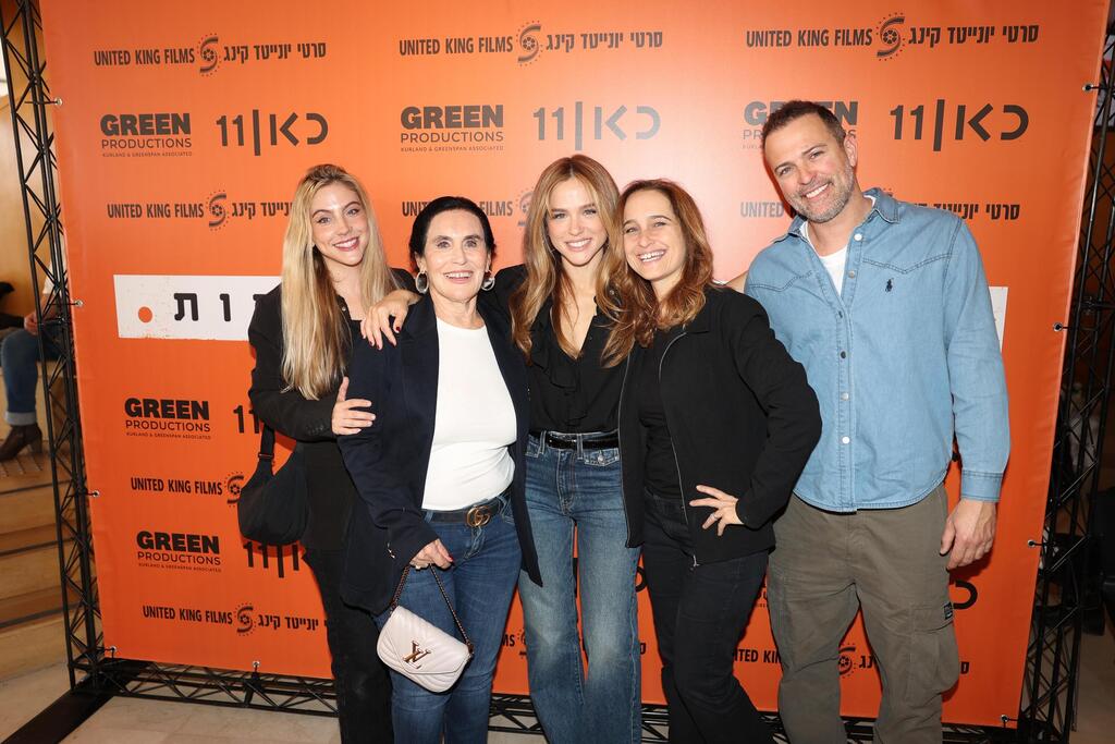 פרימיירה כל האמהות משקרות כאן 11 