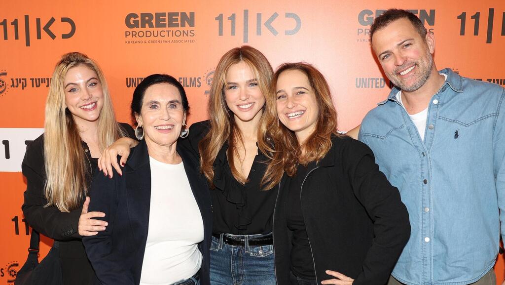 פרימיירה כל האמהות משקרות כאן 11 