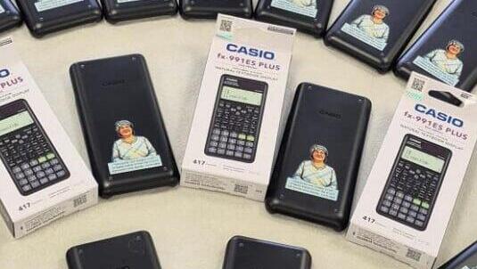 המחשבונים עם תמונת המורה הנערצת למתמטיקה, יהודית אוחנה