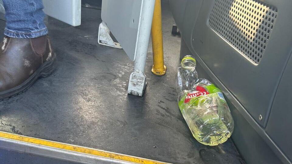 הבקבוק שהכיל חומר דליק ונעשה בו שימוש על ידי החשוד