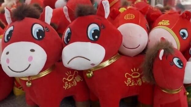 סוסים שמחים וסוסים עצובים מוצגים למכירה בעיר Yiwu בסין