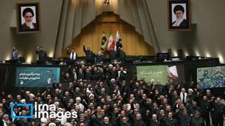 חברי פרלמנט באיראן לובשים את מדי משמרות המהפכה לישיבה הבוקר