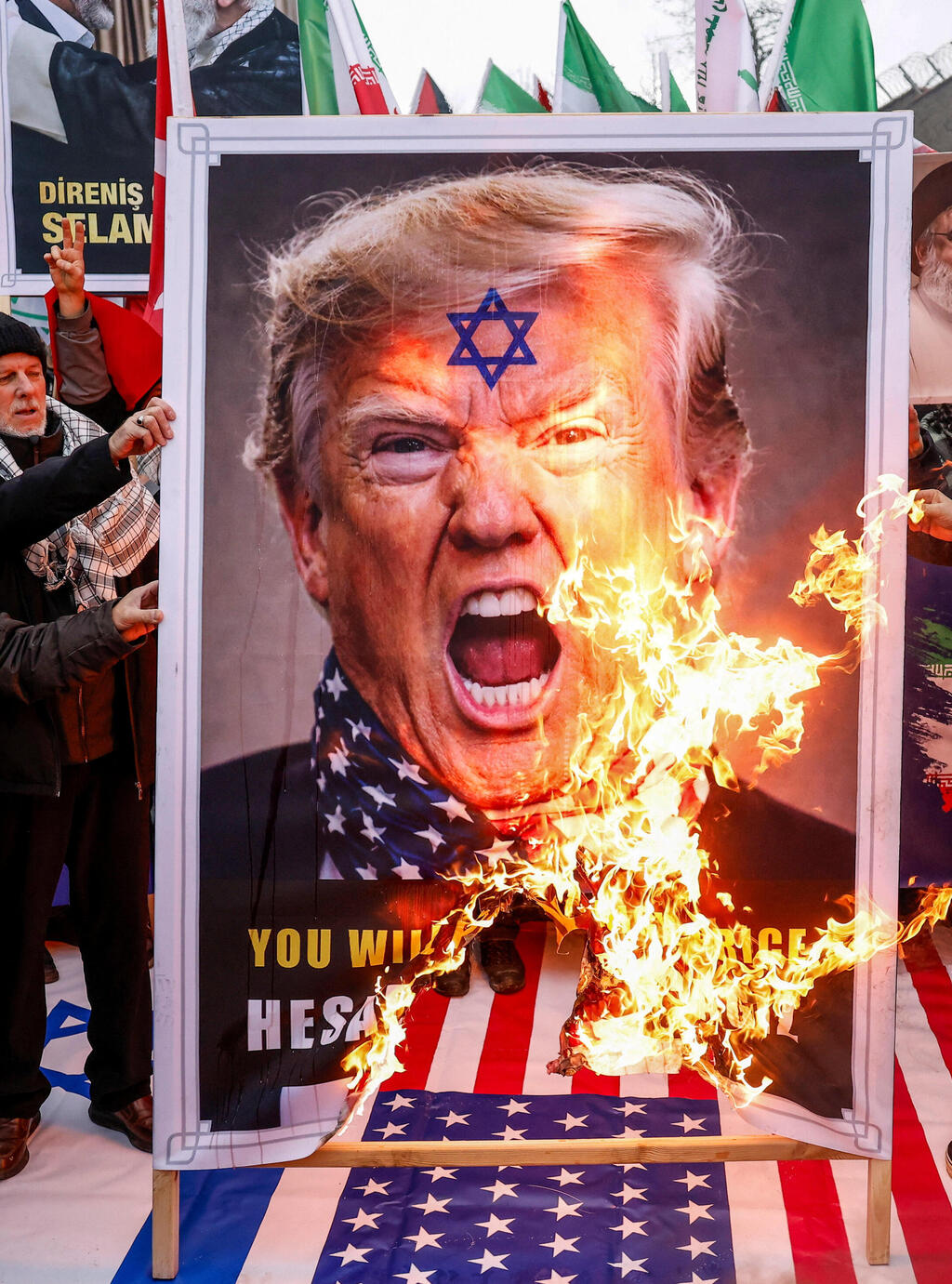 תומכי איראן שורפים את דגל ישראל ארה"ב ותמונות של טראמפ ו נתניהו מול קונסוליית ארה"ב ב איסטנבול טורקיה