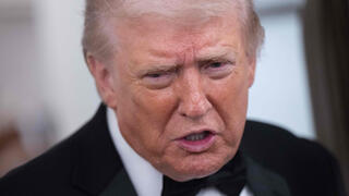 נשיא ארה"ב דונלד טראמפ משוחח עם כתבים תקשורת ב מטוס אייר פורס 1 בדרך מוושינגטון לפלורידה