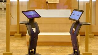 רובוטים שעורכים סיורים במשכן הכנסת