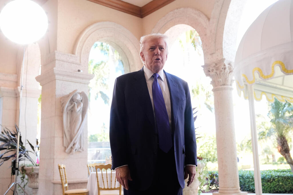 נשיא ארה"ב דונלד טראמפ משוחח עם כתבים בדרכו לחתונת יטעצו דן סקבינו ב אחוזת מאר-א-לאגו פלורידה