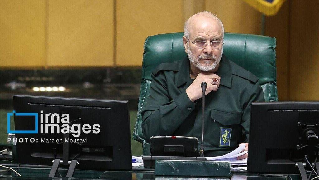 יו"ר הפרלמנט האיראני מוחמד באקר קאליבאף עם מדי משמרות המהפכה