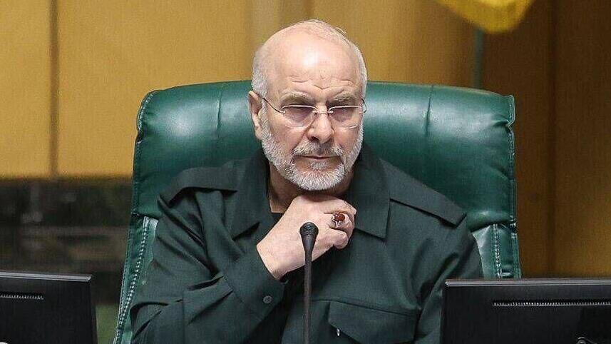 יו"ר הפרלמנט האיראני מוחמד באקר קאליבאף עם מדי משמרות המהפכה