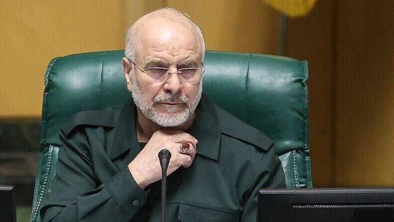 יו"ר הפרלמנט האיראני מוחמד באקר קאליבאף עם מדי משמרות המהפכה