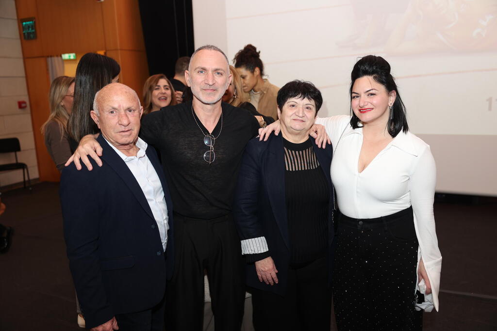 פרימיירה כל האמהות משקרות כאן 11 