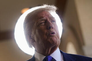 נשיא ארה"ב דונלד טראמפ משוחח עם כתבים בדרכו לחתונת יטעצו דן סקבינו ב אחוזת מאר-א-לאגו פלורידה