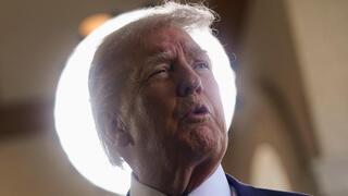 נשיא ארה"ב דונלד טראמפ משוחח עם כתבים בדרכו לחתונת יטעצו דן סקבינו ב אחוזת מאר-א-לאגו פלורידה