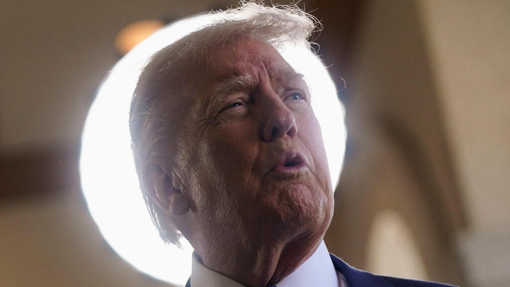 נשיא ארה"ב דונלד טראמפ משוחח עם כתבים בדרכו לחתונת יטעצו דן סקבינו ב אחוזת מאר-א-לאגו פלורידה