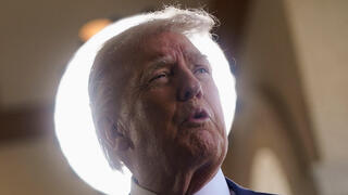 נשיא ארה"ב דונלד טראמפ משוחח עם כתבים בדרכו לחתונת יטעצו דן סקבינו ב אחוזת מאר-א-לאגו פלורידה