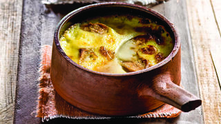 אגסים אפויים בקרם וניל