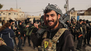 לוחמים כורדים של SDF צופים מהצד ב כוחות א-שרע נכנסים לעיר אל-חסכה סוריה